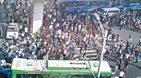 大批非洲裔示威者在街頭與警員對峙。（互聯網圖片）