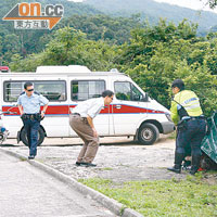 跳水塘死者的親人到場認屍。（梁少恒攝）