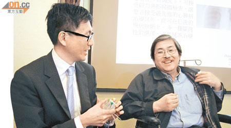 馮永康（左）表示，為蔡先生（右）植入新型心臟除顫器，蔡已可按需要做ＭＲＩ檢查。（張美蘭攝）
