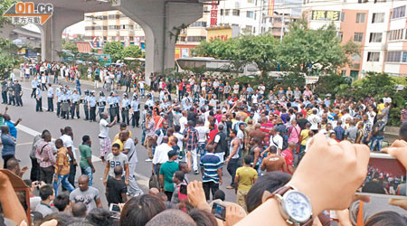 前日大批非洲裔示威者在廣州街頭騷亂。