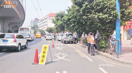 廣州騷亂地方附近一帶警方設置路障抽查車輛。