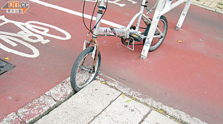 單車徑路面渠蓋罅隙過大，單車車胎易被卡着。
