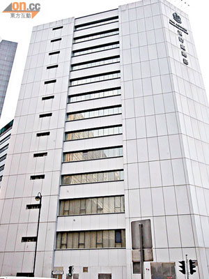 鋁窗由消防處總部大廈八樓的女廁跌下。 （張綺萍攝）