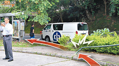 中電客貨車剷上行人路，將巴士站內兩男女撞傷（箭嘴示）。（李子強攝）