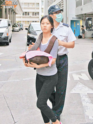 被毆受傷湖南女子抱同女嬰到醫院治療。（陳桂健攝）
