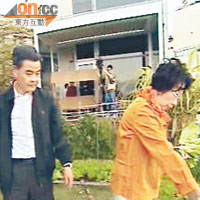 競選期間，梁振英與太太帶記者拍攝其花圃，被指僭建的玻璃棚也攝入了鏡頭。（now畫面）