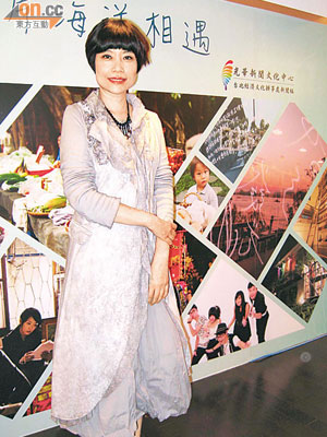 張曼娟精心打扮出席告別香江記者會。（余素月攝）