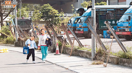 圍網因嚴重傾斜，令行人無路可行，被迫在單車徑行走。