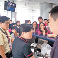北京鼓譟<BR>大批滯留在北京機場的乘客與航空公司職員理論。（互聯網圖片）