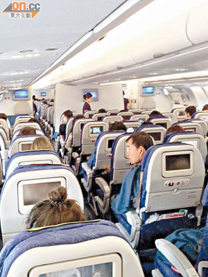 港客滯機<BR>搭香港航空航機往北京的乘客在機艙呆等。（讀者提供）