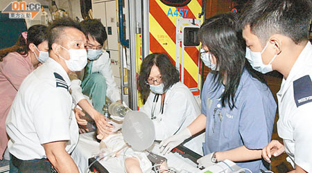 女嬰由醫護人員護送下轉送伊利沙伯醫院搶救。（司徒志雄攝）