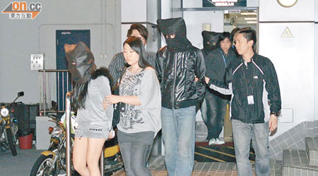 被告李芷翹（左一）及樂子正（左三）在機場被警方拘捕。