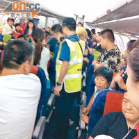 香港航空<br>客機上一名乘客心臟病發不適，醫護人員登機為其診治。 （讀者提供）