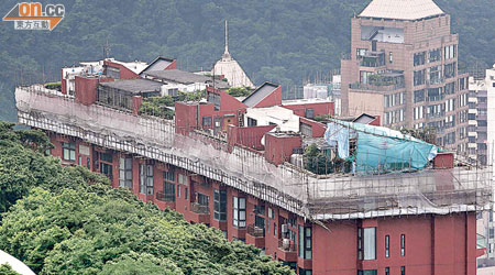 李國寶名下豪宅的僭建天台屋已開始動工清拆。（朱先儒攝）