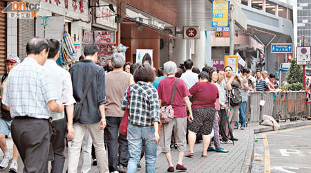 西灣河港鐵站A出口在繁忙時段經常擠得水洩不通。（翁志偉攝）