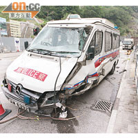 警車左邊車頭損毀嚴重，車輪飛脫。（左錦鴻攝）