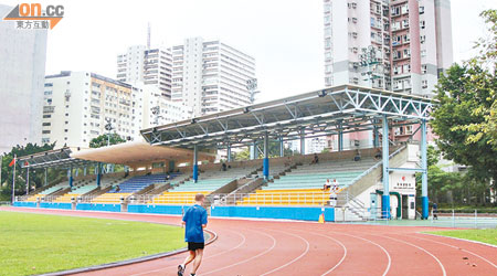 葵涌運動場為區內主要體育場地，翻新後卻被揭發物料質量欠佳。