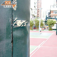 籃球架上的保護墊部分接口出現爆裂。