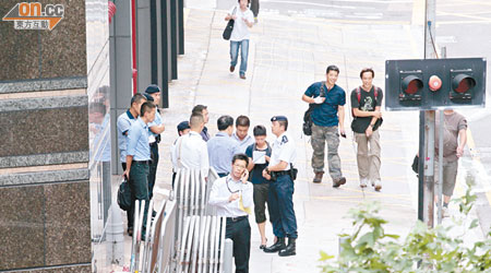 昨有大批警務人員在會展一帶，為胡錦濤訪港的保安安排作準備。（袁志豪攝）
