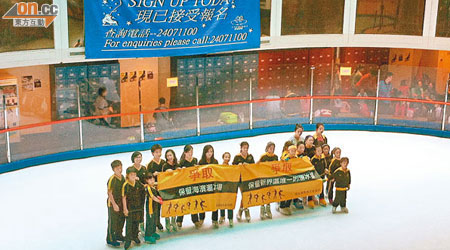 數十名海濱溜冰學校學生家長昨發起「救冰校行動」，要求溜冰場繼續經營。