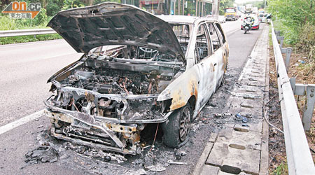 起火七人車嚴重焚毀。（黃君堡攝）