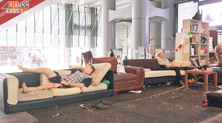 中環滙豐總行的地下被佔領，有梳化及書櫃，更有人大模廝樣睡覺。（蔡綺琳攝）