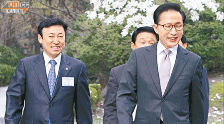 金丙一（左）為南韓總統李明博（右）的親信。