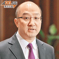 由譚志源任局長的政制及內地事務局，昨建議於一六年起一次過取消區會委任制。