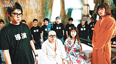 被告周振輝（前左二）曾主演彭浩翔電影《ＡＶ》，圖為《ＡＶ》劇照。（資料圖片）