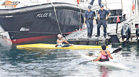 水警目送兩男女扒獨木舟離開基地。（左錦鴻攝）