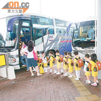 雙非童每日由深圳來港上學，在北區佔了不少學位。 