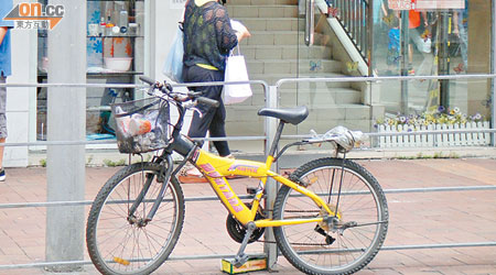 行人路長期被佔用違例擺放單車未有清理，單車籃更淪為垃圾桶。