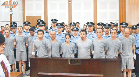 涉及走私港產六合彩報及馬經的十九名疑犯，昨日於深圳市寶安區人民法院被判非法經營罪成。