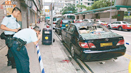 婦人跳樓壓毀房車，警員在現場調查。（吳建明攝）