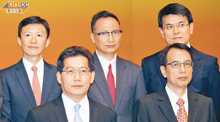 曾任新聞處長的邱騰華（後排右一）昨以候任特首辦主任身份現身。