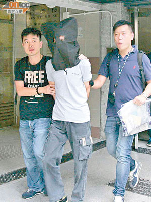 在沙田新翠邨被捕男子（蒙頭）與證物一併帶署調查。（曾志恒攝）