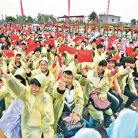 山西平遙中學學生為神九順利着陸雀躍歡呼。（中新社圖片）