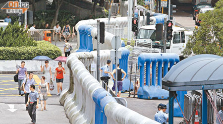 港灣道水馬陣連綿整條大街。（陳德賢攝）