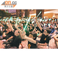 人民力量在中環廣場外舉行燭光晚會守護香港民主自由。