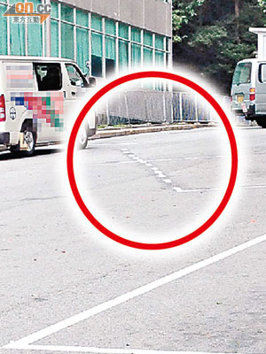 銅鑼灣大球場徑路面被人非法畫上標記（紅圈示），警方稱將展開調查。