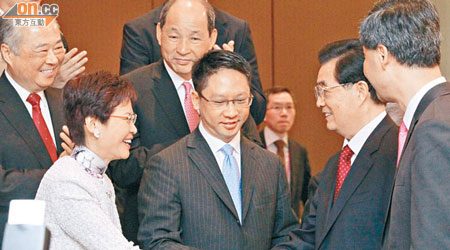 胡錦濤與政務司司長林鄭月娥握手。