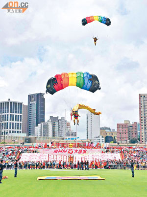 解放軍八一跳傘隊帶着金龍飛舞長空。