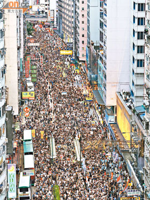 大批遊行市民逼爆灣仔，軒尼詩道所有行車線「開路」。（陳德贀攝）