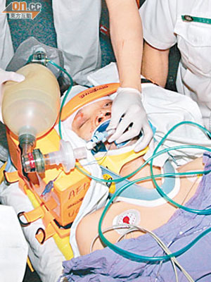 傷者戴上頭部固定器及氧氣罩昏迷送院。