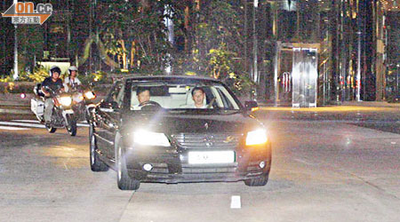 鬼祟匿車<BR>離開酒店時貪曾刻意坐低，躲在車內，試圖避開記者。（李國健攝）