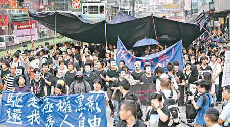 曾偉雄以黑影論掩飾警方阻撓採訪，觸發市民上街抗議。（資料圖片）