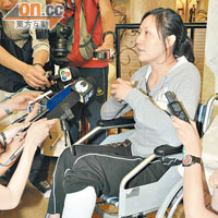 吳偉秘書馮女士坐着輪椅到場講述她與吳偉遇襲的經過。