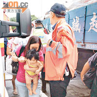 其中一名傷者為手抱女嬰。