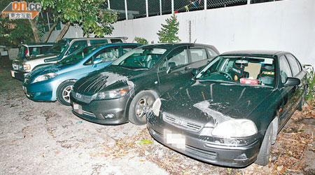停車場內多輛汽車遭人潑起漆水損毀。（楊日權攝）