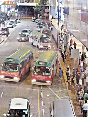 屯門屯順街設有多個小巴站及的士站，另有上落客區，被指過於密集。